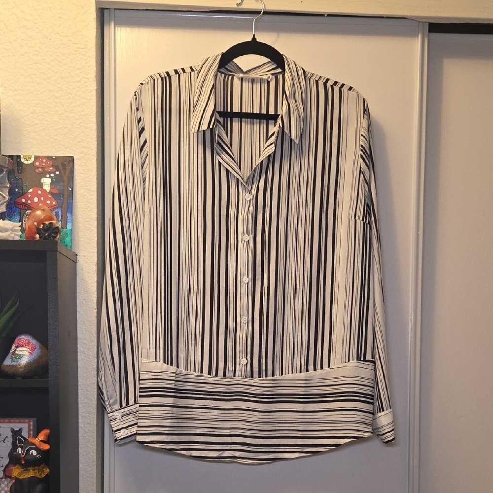 All In Favor Black and White Button Up Blouse Collared Size XL